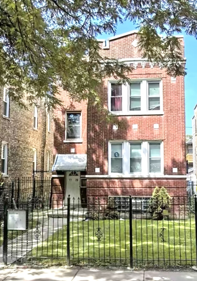 Property Photo: 1728 N Lotus Avenue 1 IL 60651