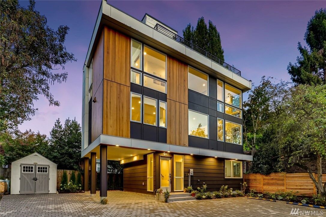 Property Photo:  942 Broadway E  WA 98102 