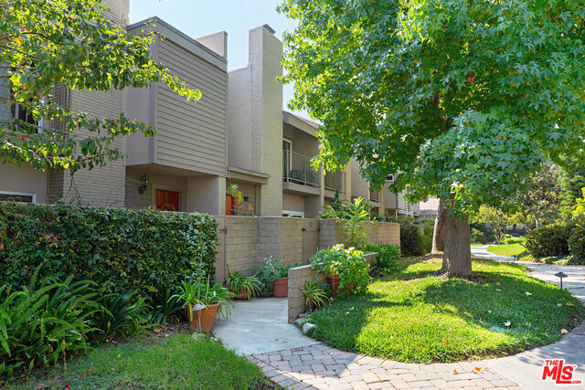 Property Photo:  11 Village Parkway Pky  CA 90405