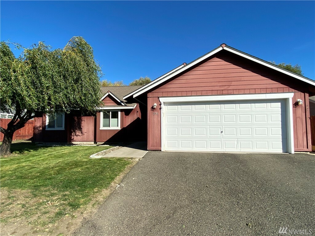 Property Photo:  2210 N Brooksfield St  WA 98926 