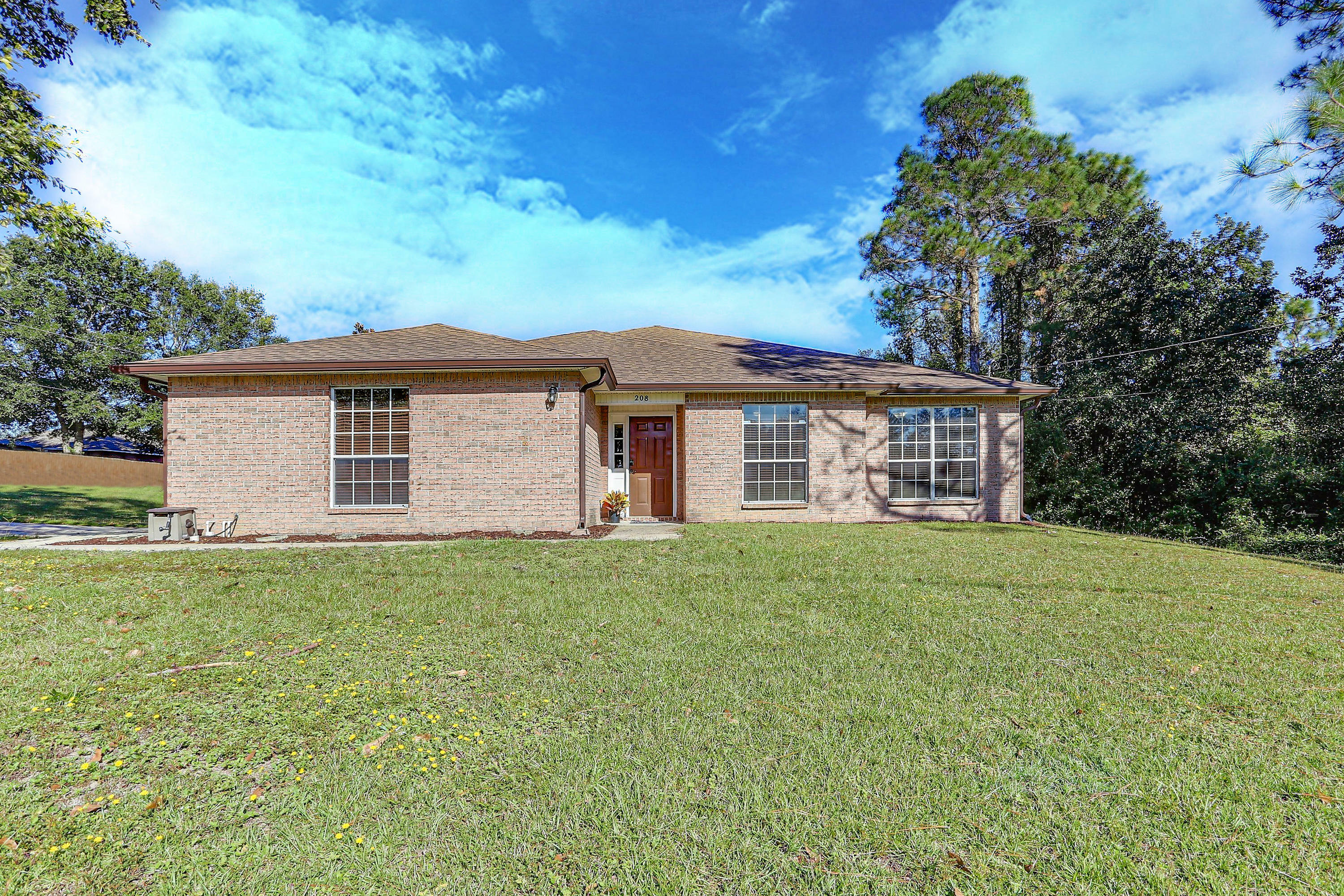 Property Photo:  208 Villacrest Drive  FL 32536 