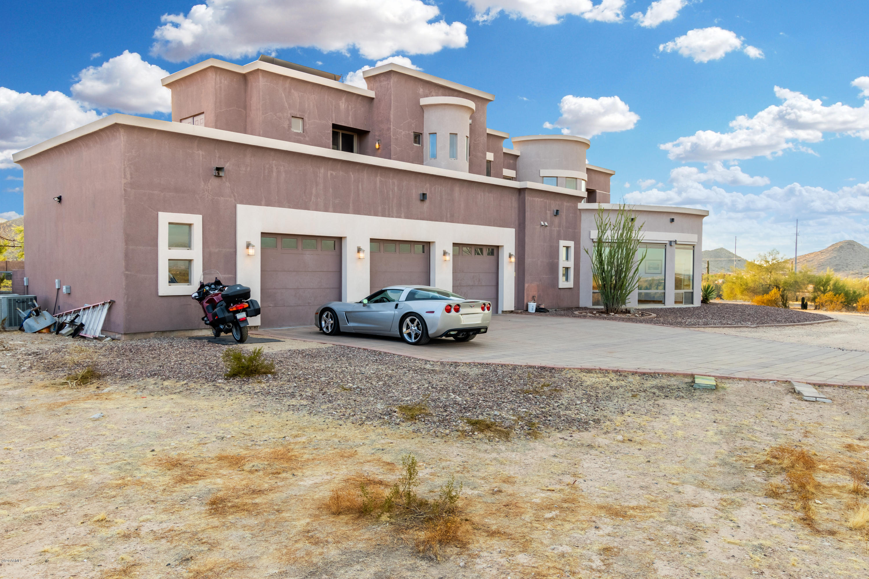 Property Photo:  8814 S Dysart Road  AZ 85338 