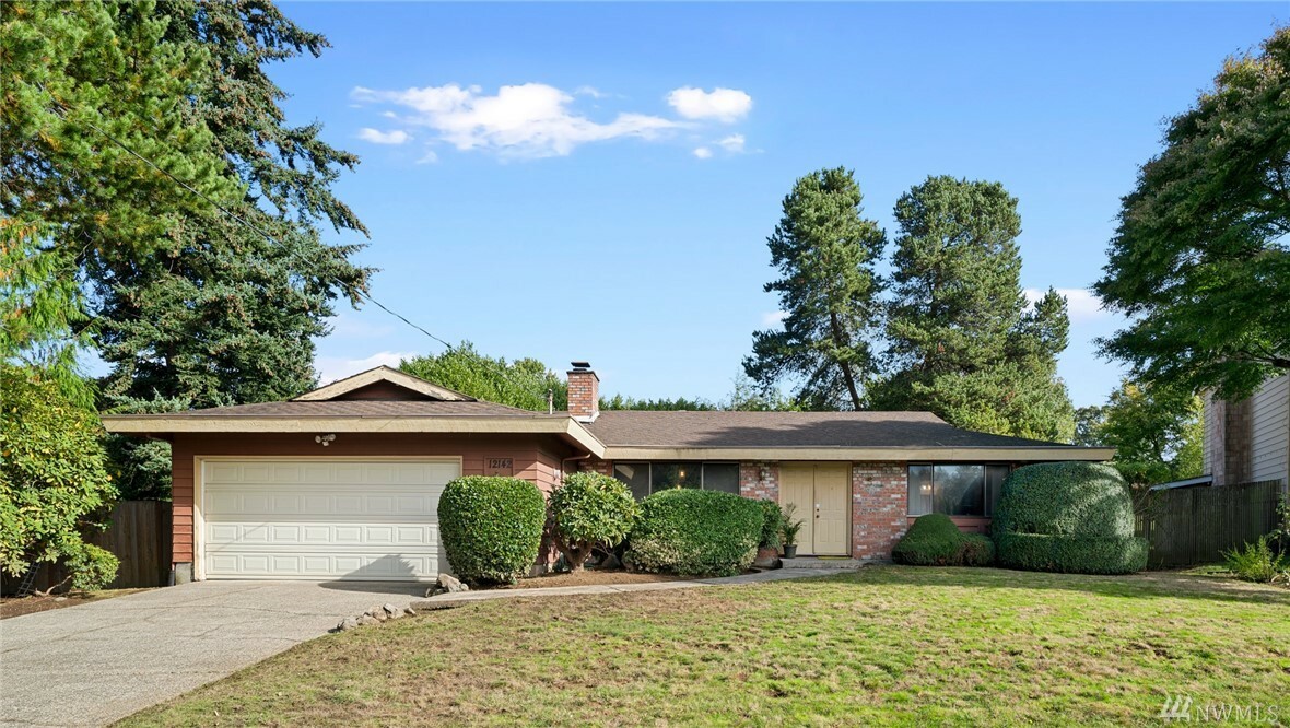 Property Photo: 12142 SE 44th Place WA 98006