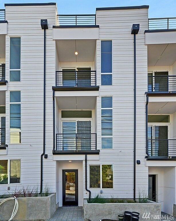 Property Photo: 428 16th Ave S WA 98144