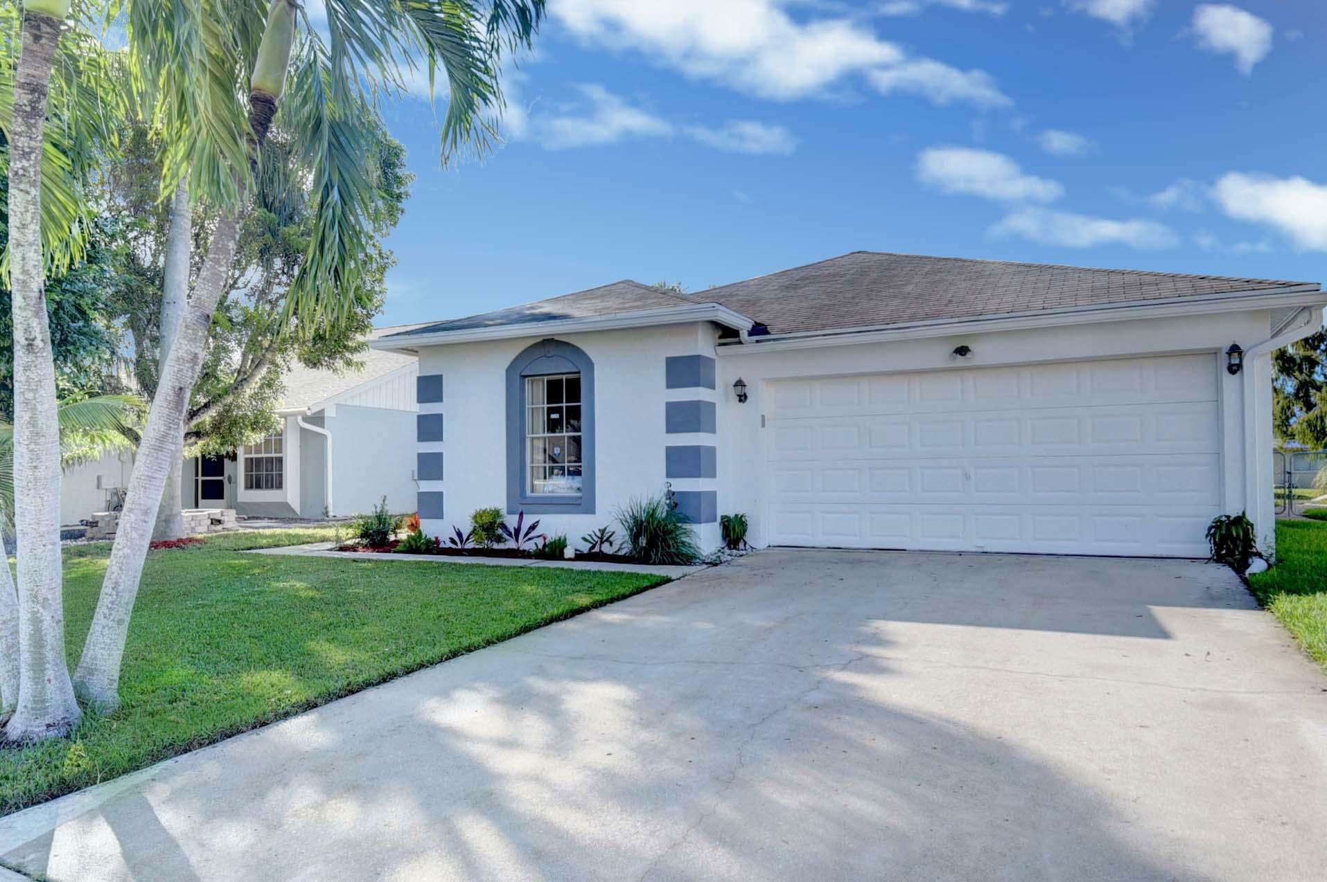 Property Photo:  5221 Arbor Glen Circle  FL 33463 