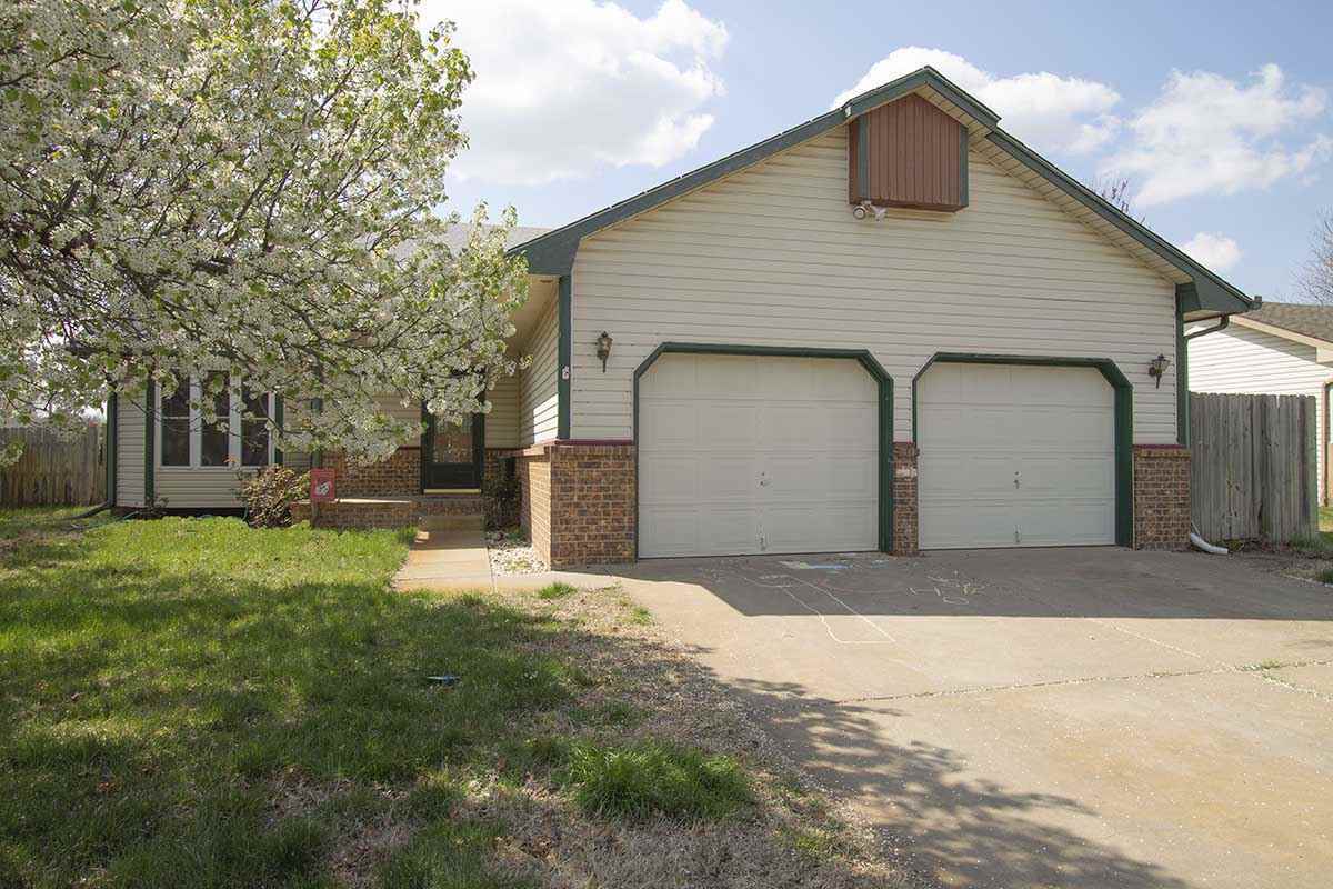 Property Photo: 802 E Karla Ct KS 67060