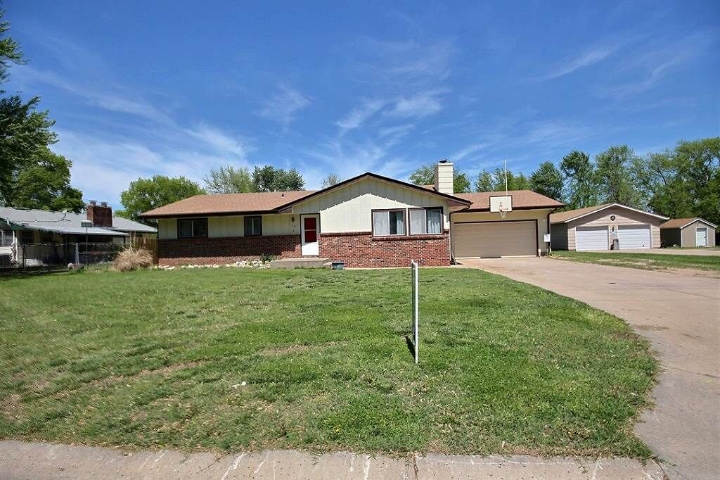 Property Photo:  112 E Bradbury St  KS 67133 