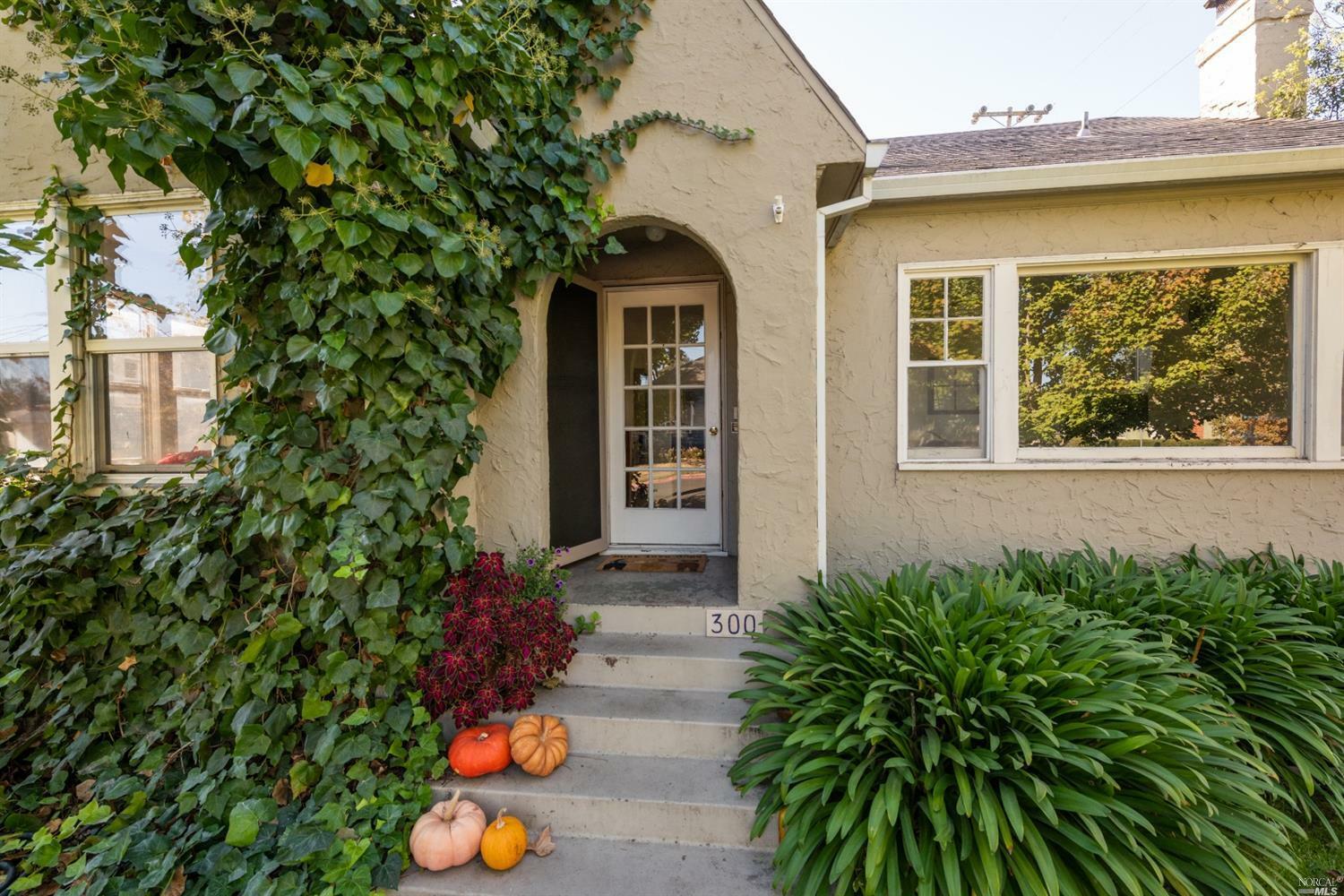 Property Photo:  300 Carrillo Street  CA 95401 