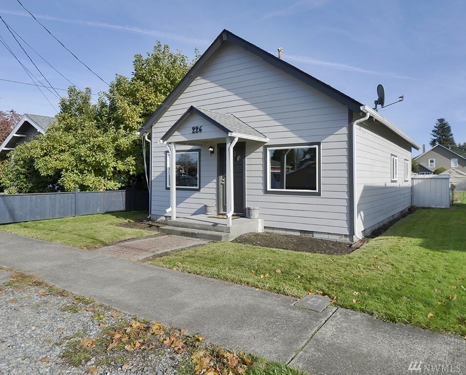 Property Photo:  226 S Cottage St  WA 98321 