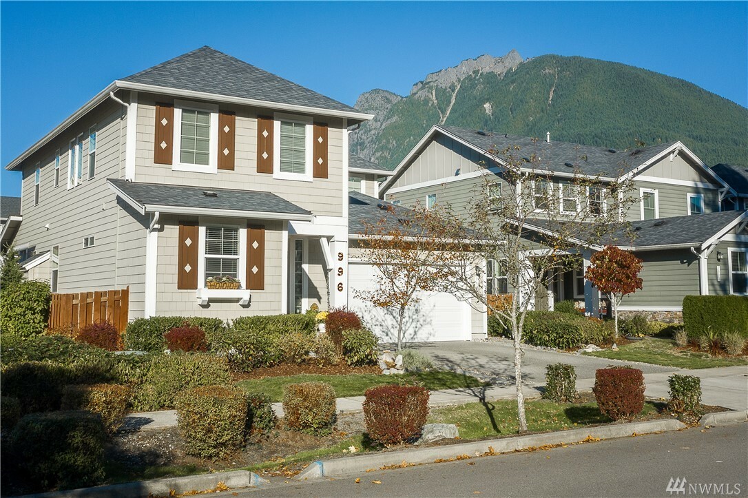 Property Photo: 996 SE 12th St WA 98045