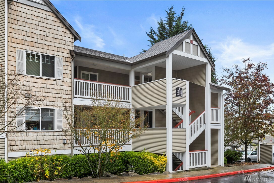 Property Photo:  18501 SE Newport Way J342  WA 98027 