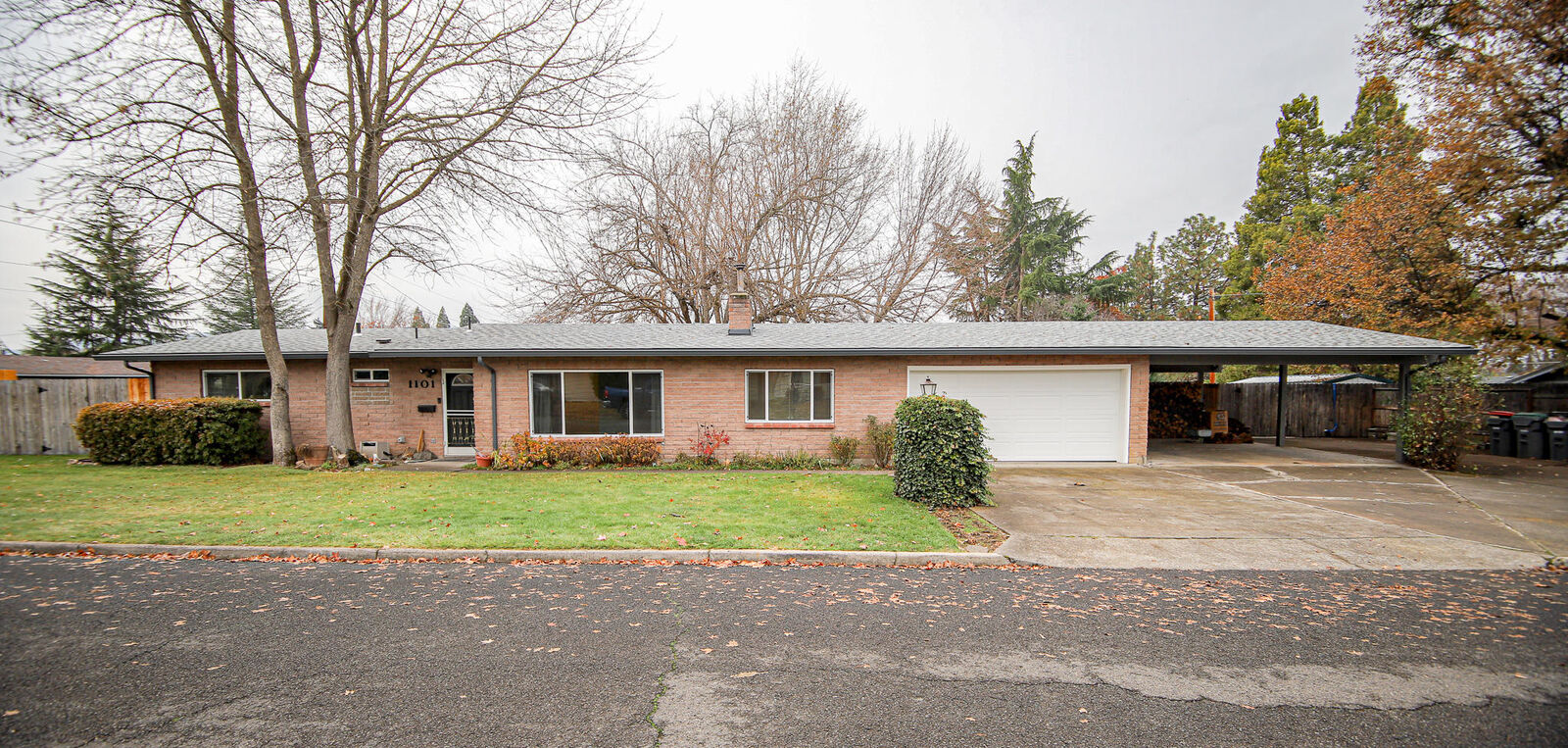 Property Photo:  1101 Crown Avenue  OR 97502 