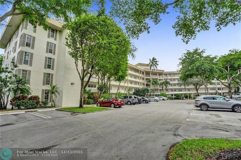 Property Photo: 3800 Oaks Clubhouse Dr 112 FL 33069