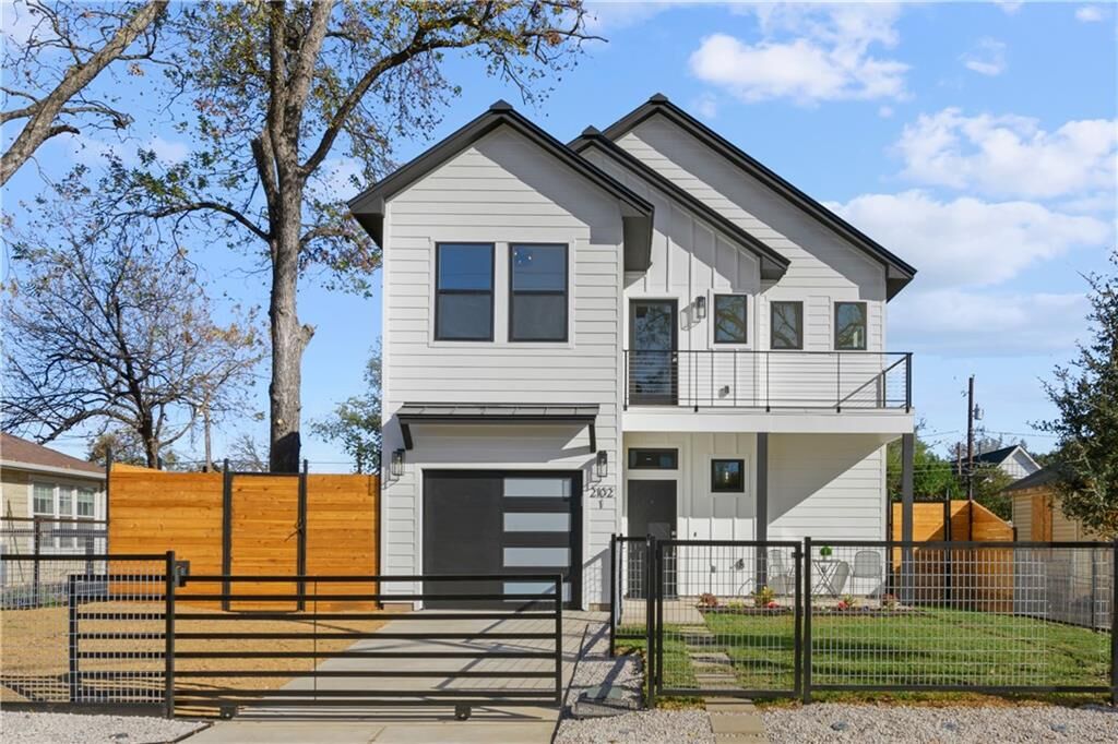 Property Photo: 2102 E 2nd Street 1 TX 78702