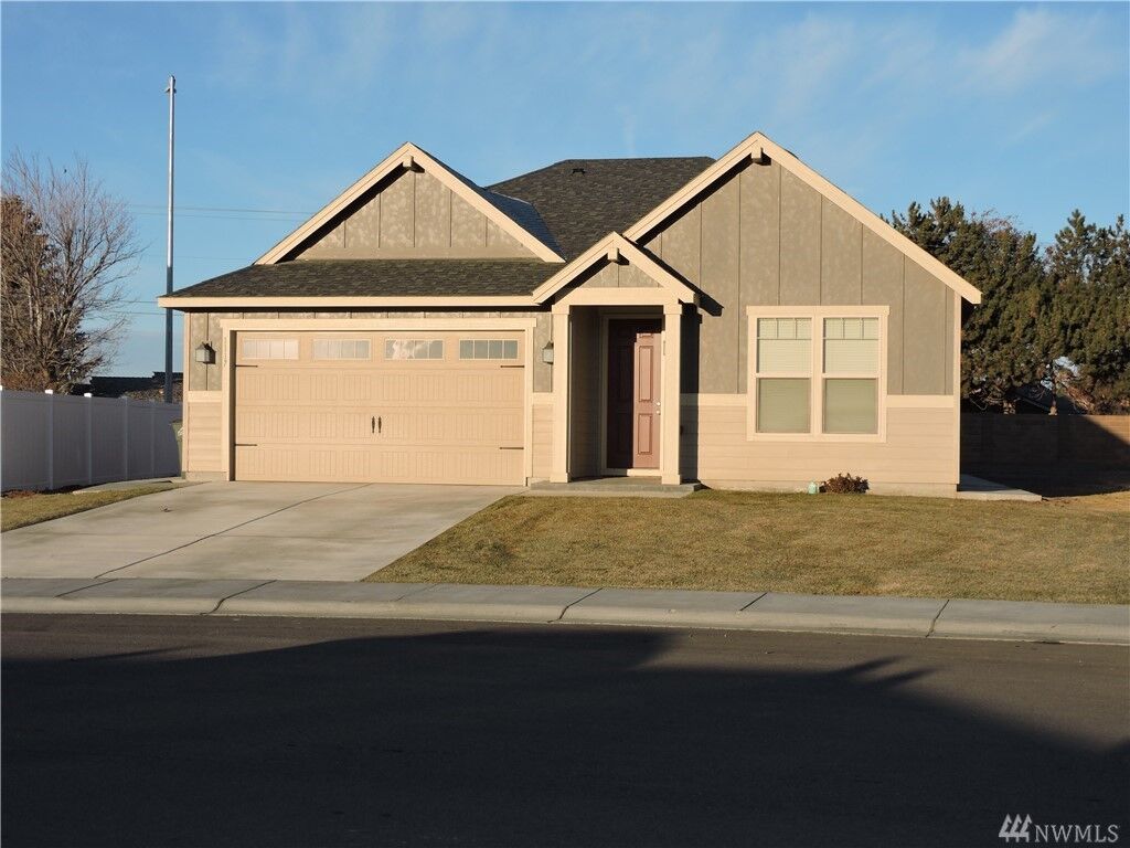 Property Photo:  1117 Hilltop Ave NE  WA 98848 