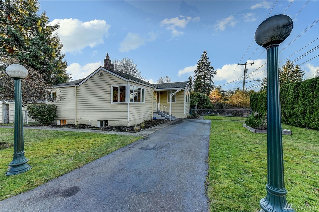 Property Photo:  2761 NE 95th St  WA 98115 