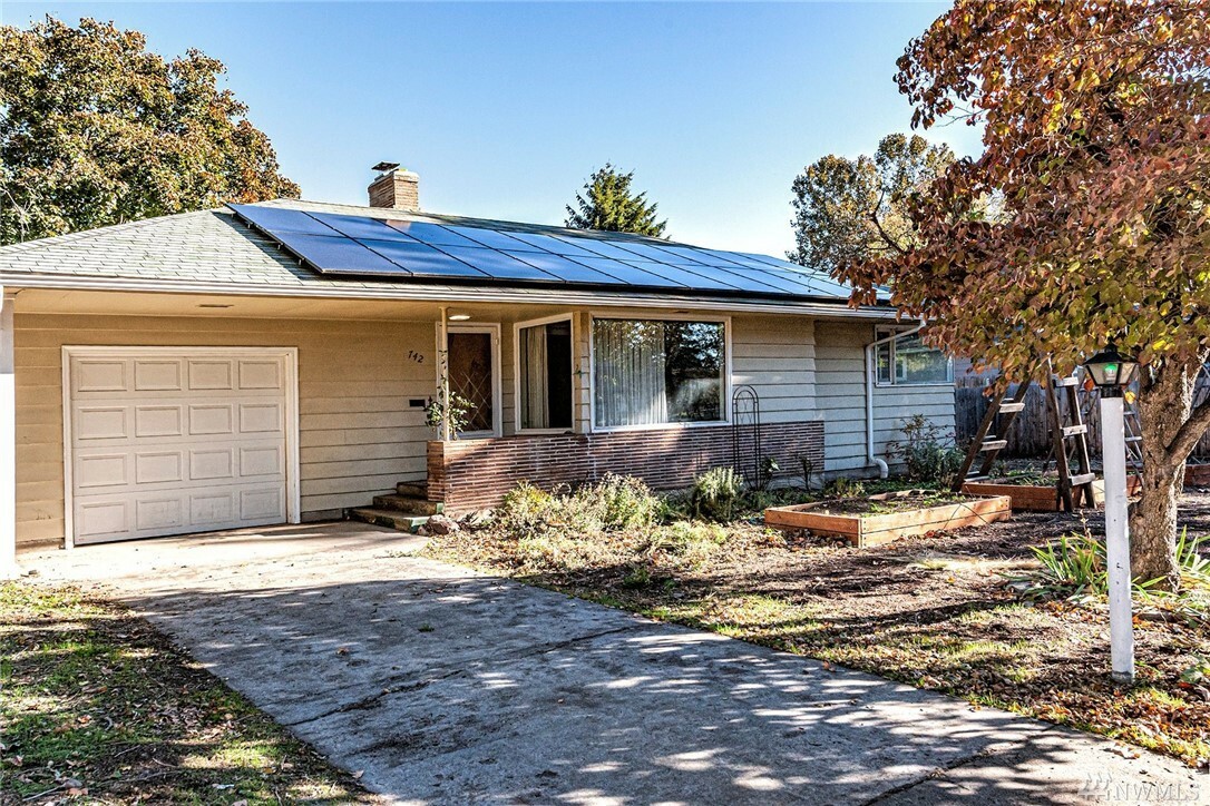 Property Photo:  742 White St  WA 99362 