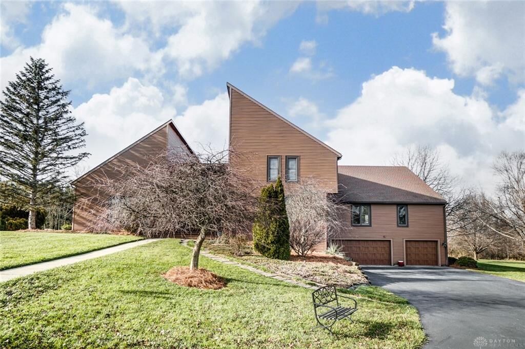 Property Photo: 7807 Bellefontaine Road OH 45424
