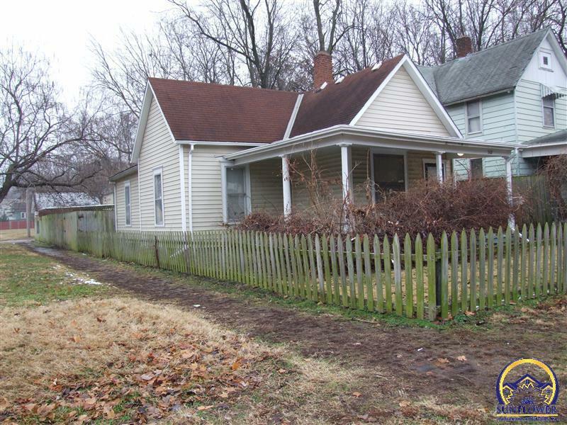 Property Photo:  302 SW Taylor St  KS 66603 