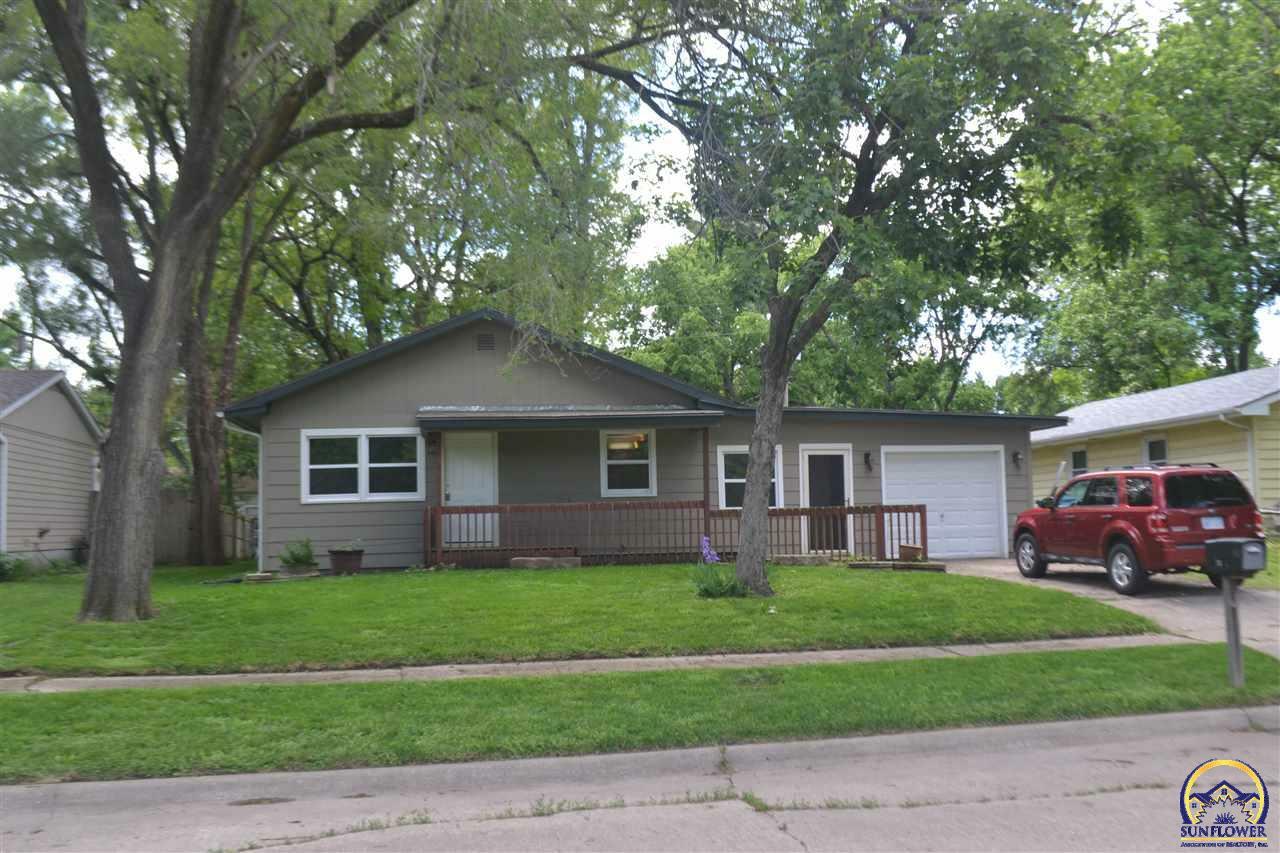 Property Photo:  2613 SW James St  KS 66614 