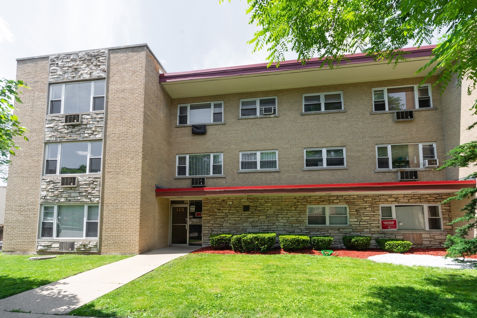 Property Photo: 415 S Maple Avenue 702 IL 60302