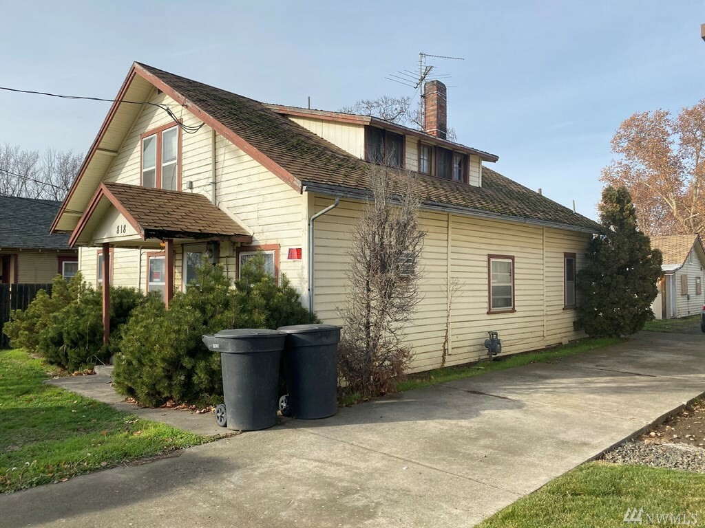 Property Photo:  818 Emma St  WA 99362 