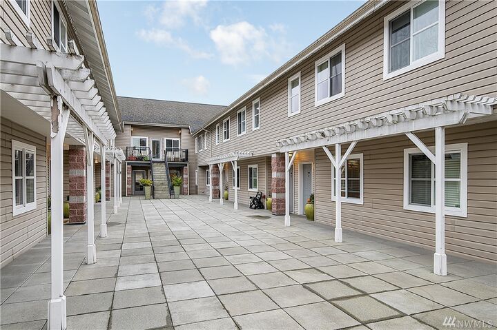Property Photo:  175 1st Place NW 106  WA 98027 