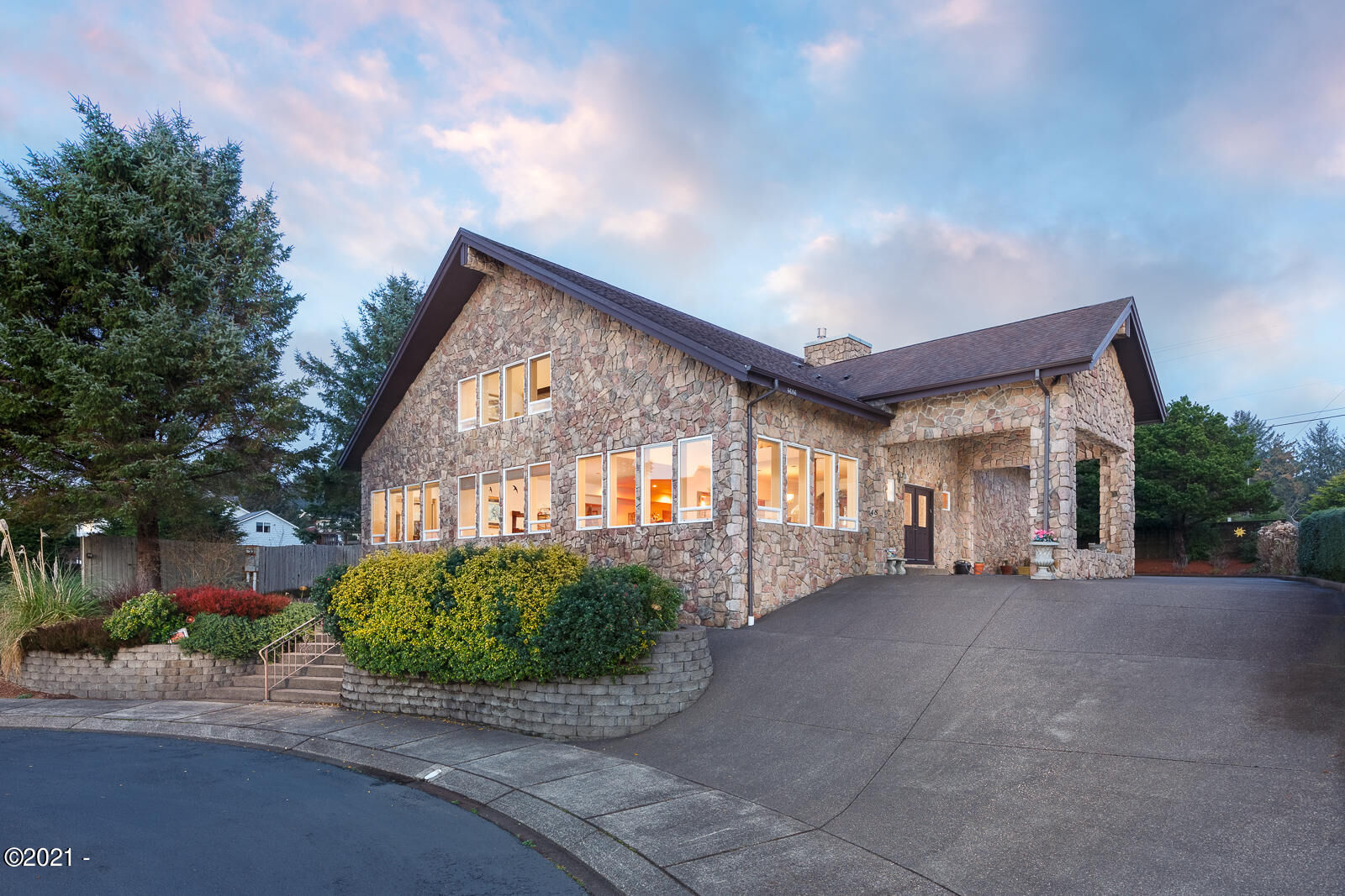 Property Photo: 4686 NW Pacific Court OR 97367