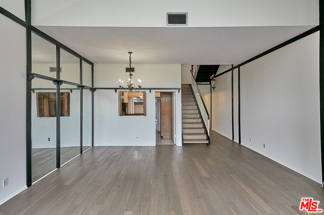 Property Photo:  421 S Van Ness Ave 22  CA 90020 