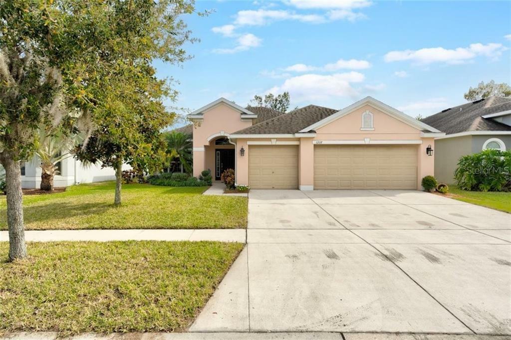 Property Photo:  1207 Parker Den Drive  FL 33570 