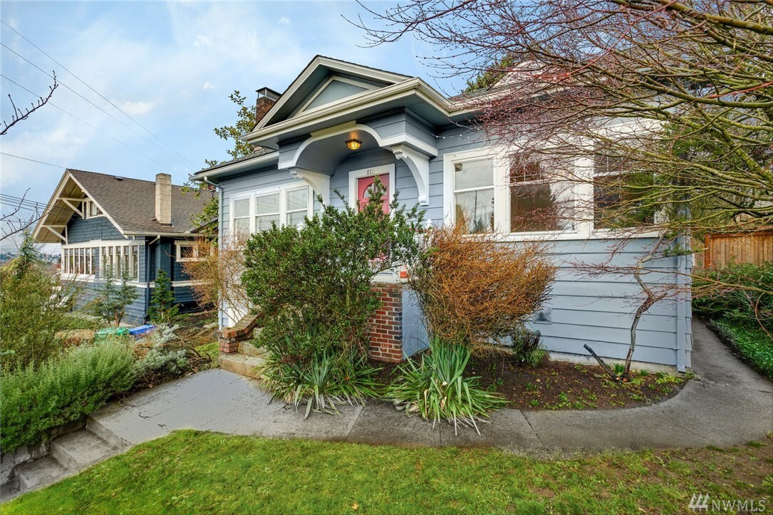 Property Photo: 810 NE 72nd St WA 98115