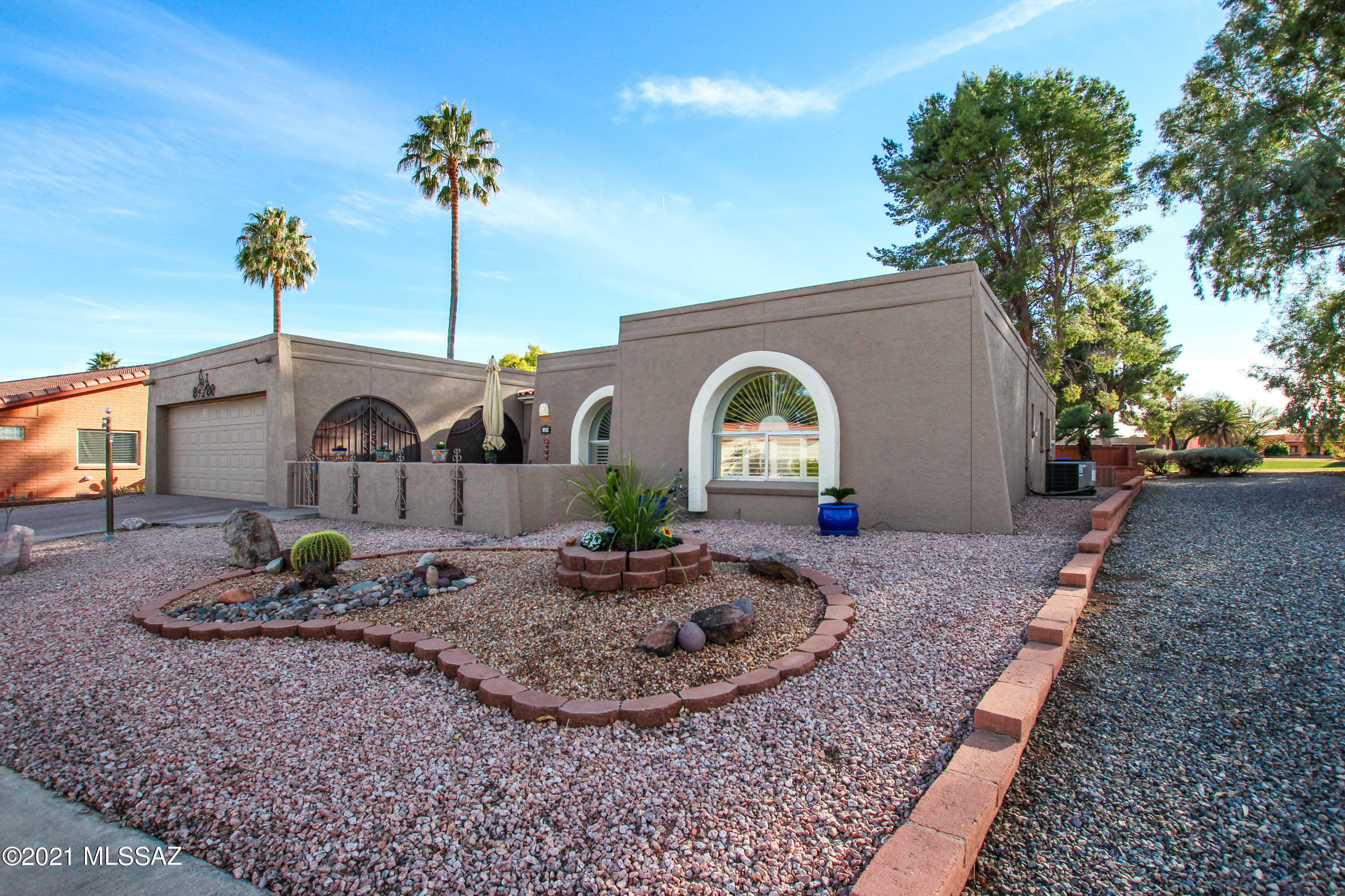 Property Photo:  1009 N Paseo Iris  AZ 85614 