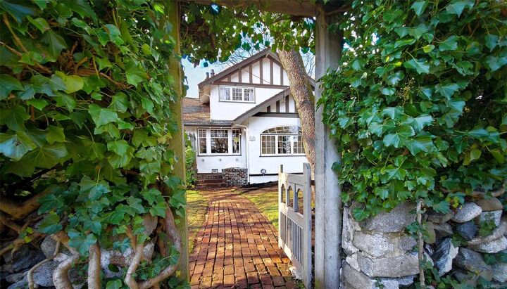 Property Photo: 1542 Wilmot Pl BC V8R 5S4