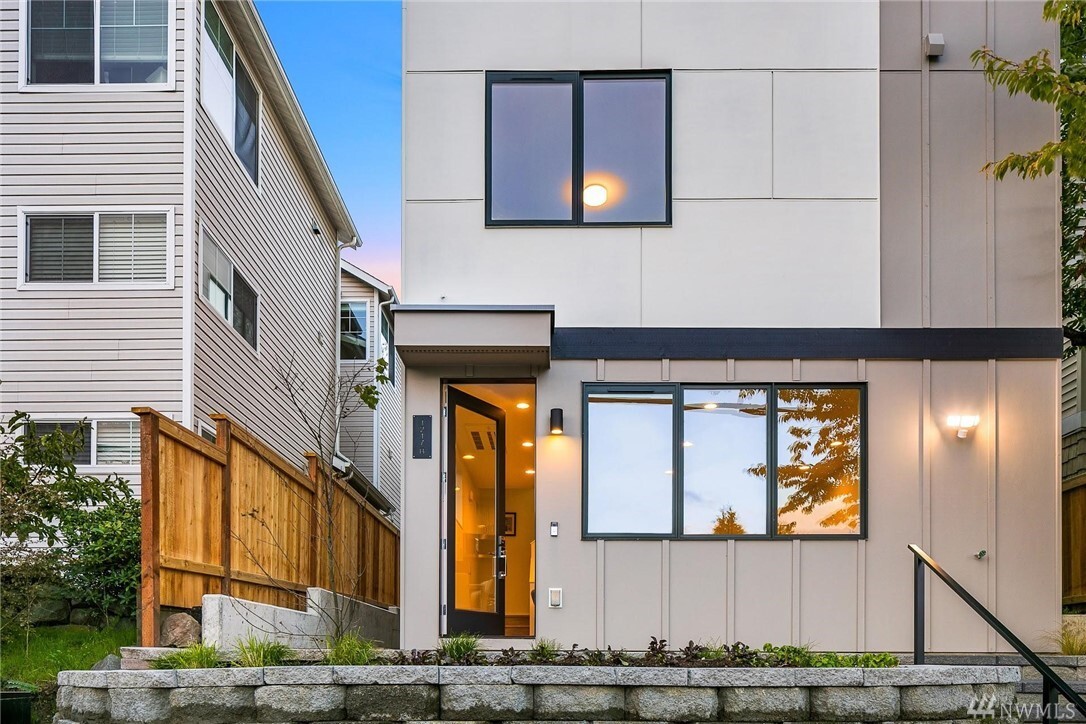 Property Photo: 1215 A 6th Ave N WA 98109