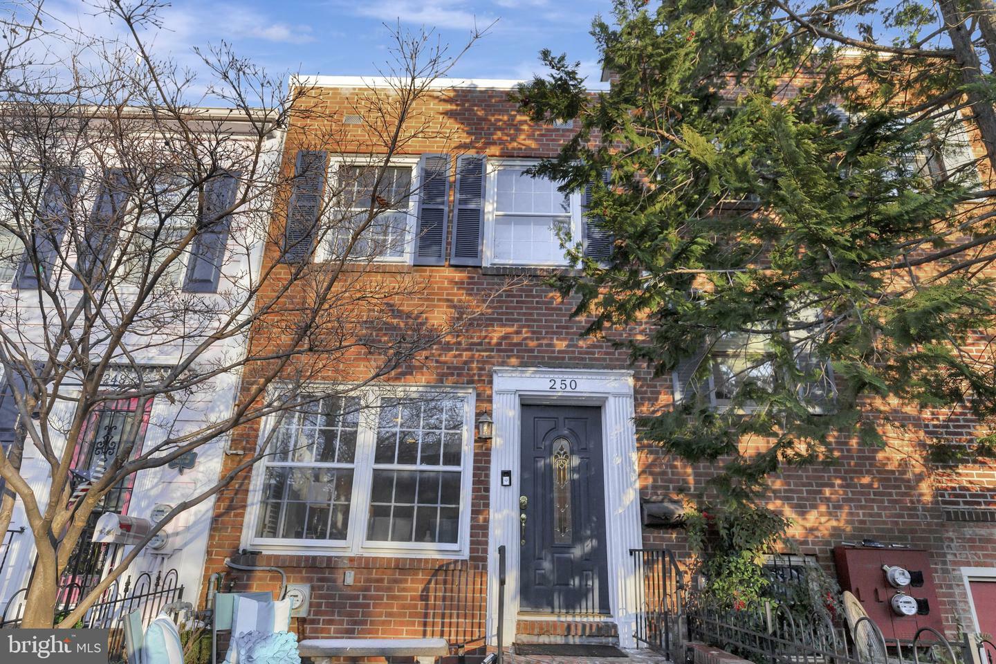 Property Photo:  250 9th Street SE  DC 20003 