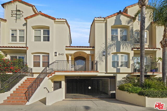 Property Photo:  640  N Sweetzer Ave 5  CA 90048 