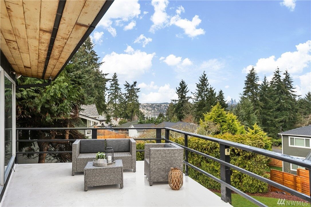 Property Photo: 7828 SE 71st St WA 98040