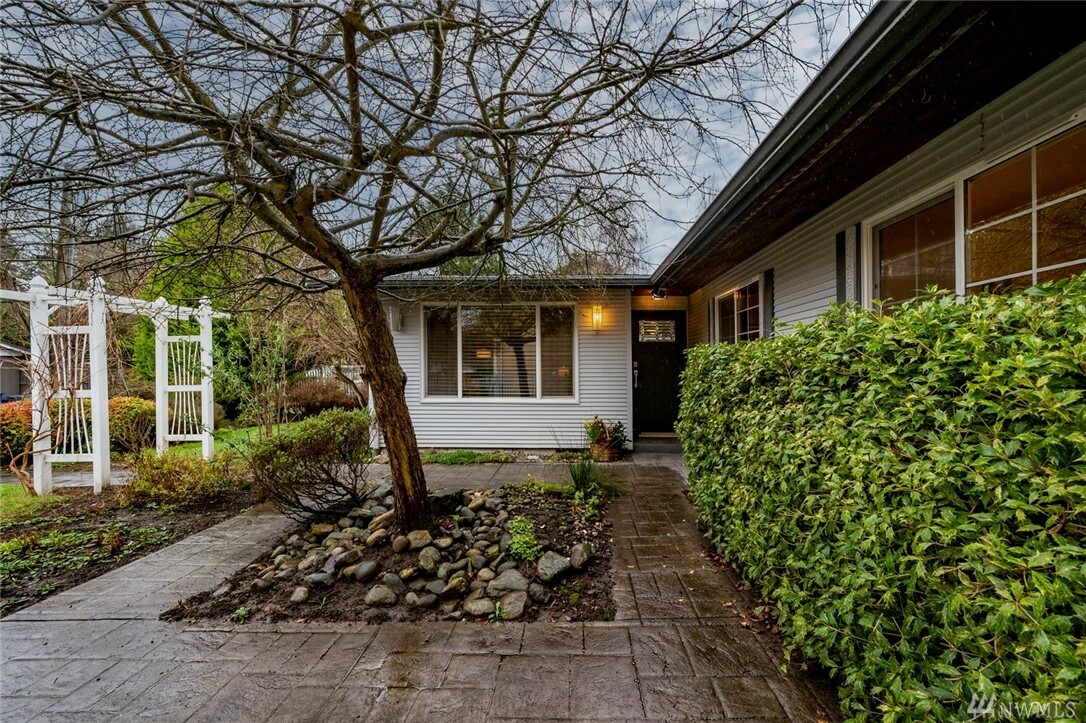 Property Photo:  4518 NE 171st St  WA 98155 