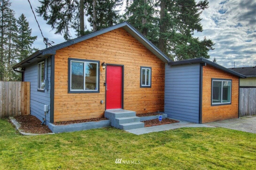 Property Photo:  16913 6th Avenue E  WA 98387 