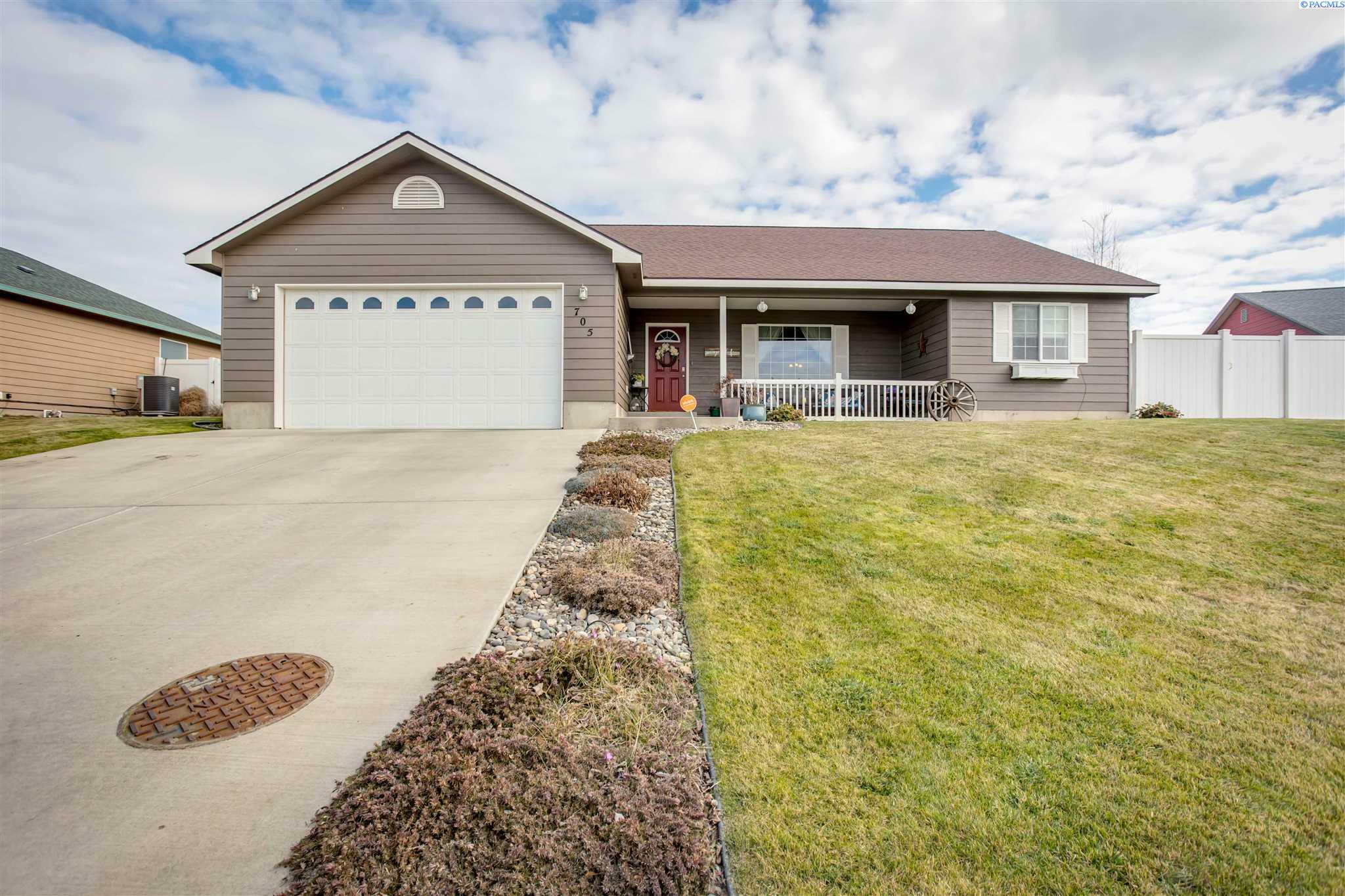 Property Photo:  705 Cherry Lane  WA 98930 