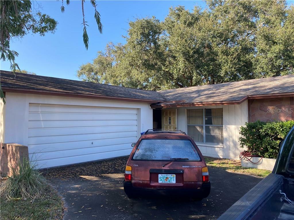Property Photo: 2212 Valleybrook Avenue FL 33594