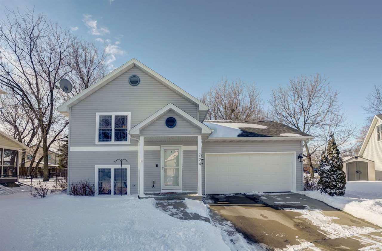 Property Photo:  724 Bluestem Ct  WI 53590 