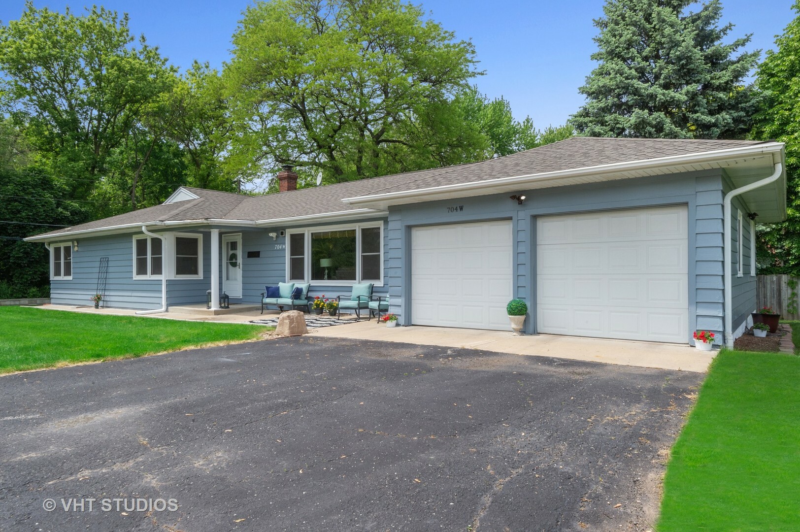 Property Photo: 704 W Palatine Road IL 60004