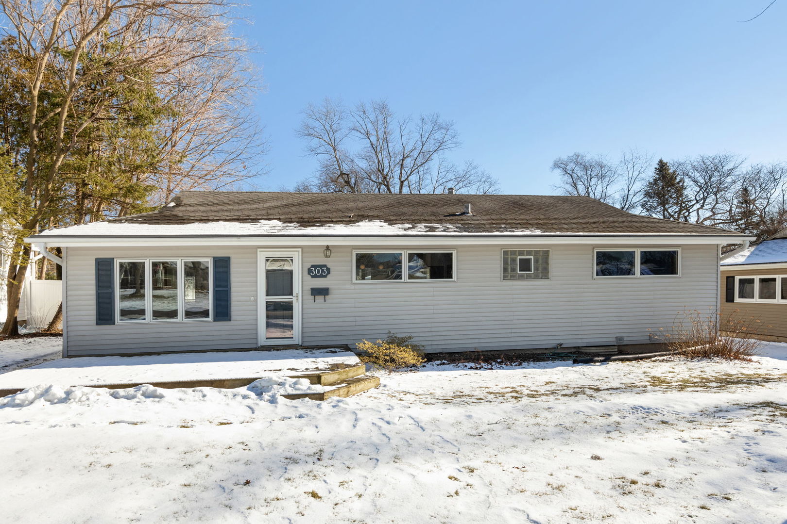 Property Photo: 303 S Dorchester Avenue IL 60187