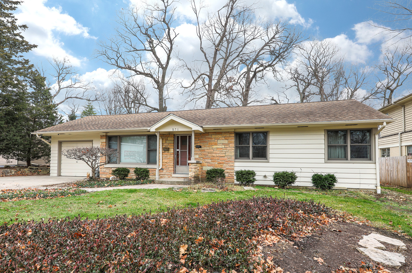 Property Photo:  571 Lee Street  IL 60137 