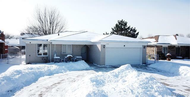 Property Photo:  4786 Fox Hill Drive  MI 48310 