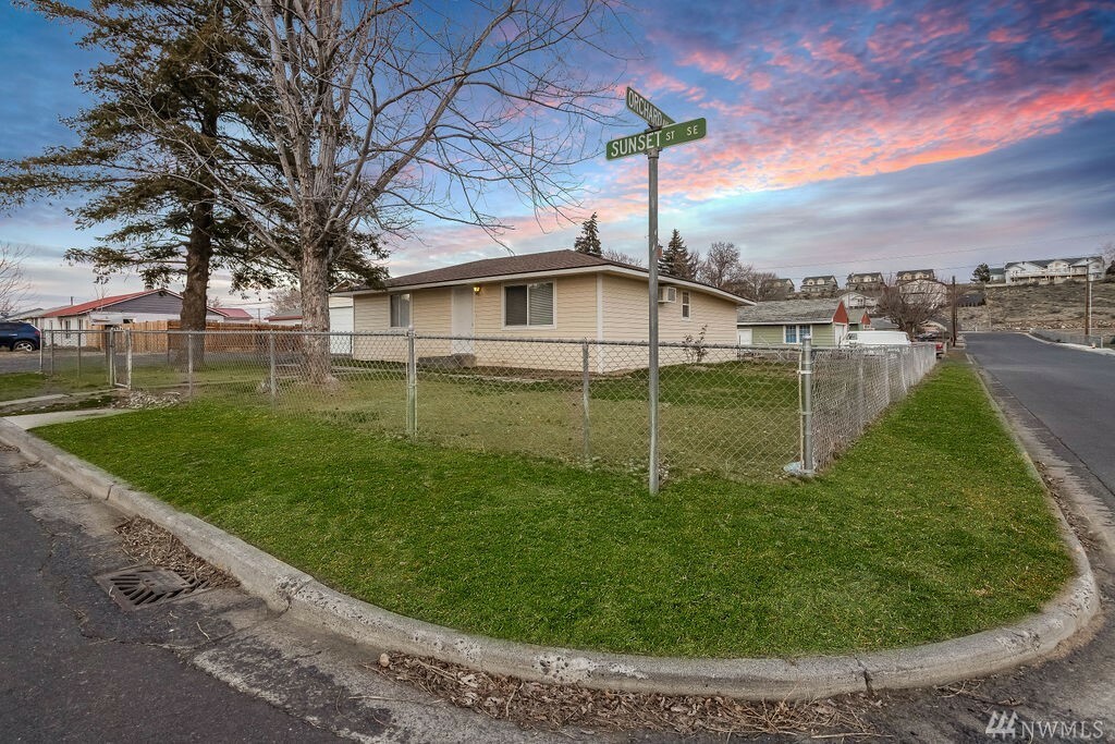 Property Photo:  1246 SE Sunset Dr  WA 98823 