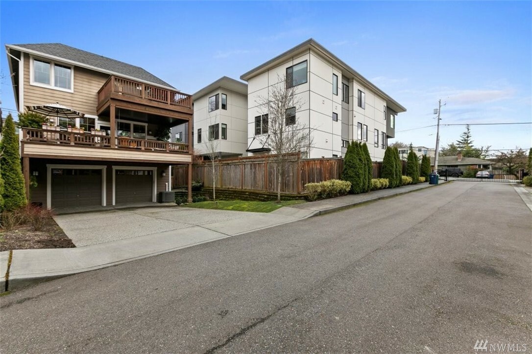 Property Photo:  929 State St S  WA 98033 