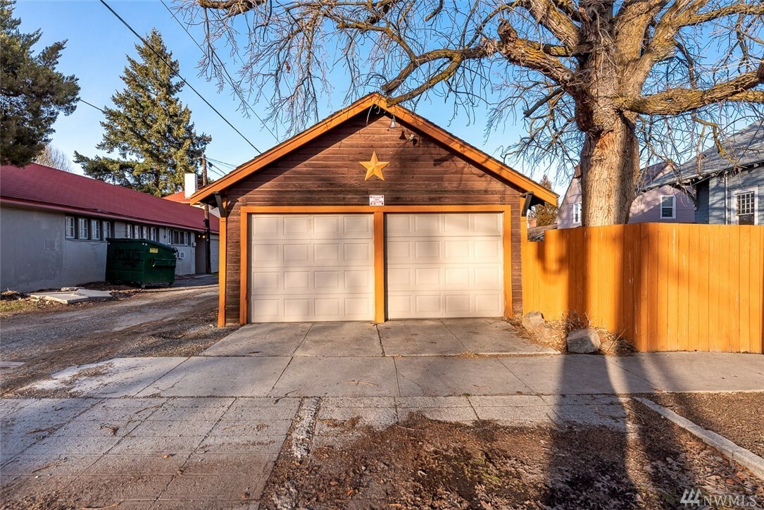 Property Photo:  526 Kittitas St  WA 98801 