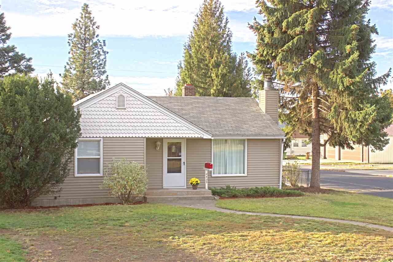 Property Photo: 2429 W Rowan Ave WA 99205